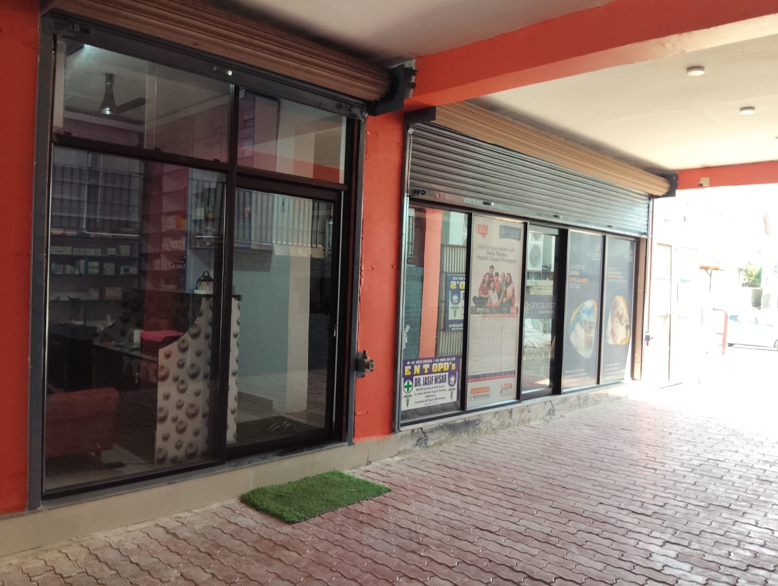 Street view of the 360 Clinics entrance at Al-Mushtaq Plaza, Chanapora, Srinagar.